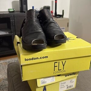 London fly tame mousse. Black